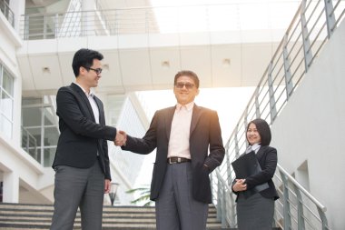 İş Adamları Tokalaşıyor