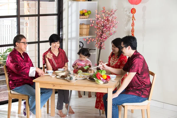 Chinesisches Neujahrsessen - Familie — Stockfoto