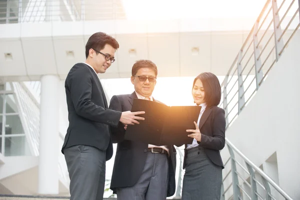 Teambesprechung im asiatischen Geschäft — Stockfoto