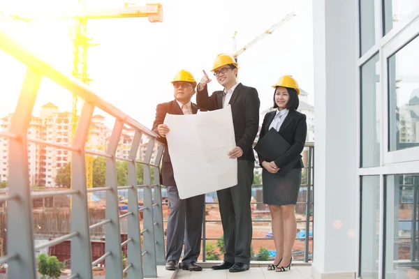 Equipo de arquitectos asiáticos en discusión — Foto de Stock