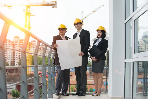 Equipo de arquitectos asiáticos en discusión — Foto de Stock