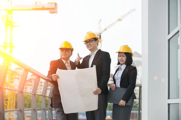 Equipo de arquitectos asiáticos en discusión — Foto de Stock