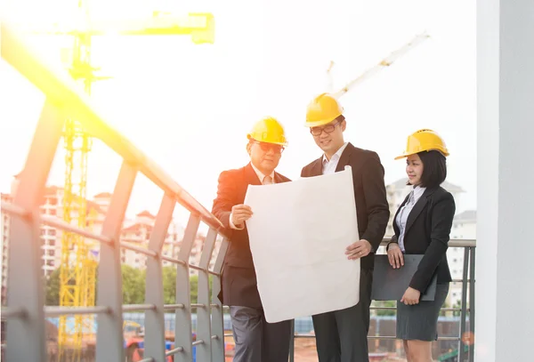 Equipo de arquitectos asiáticos en discusión — Foto de Stock