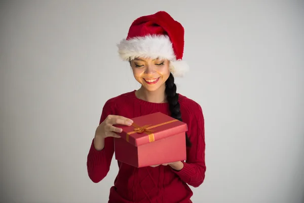 Asiática chica apertura Navidad regalo — Foto de Stock