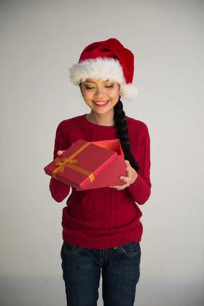 Menina asiática abrindo presente de Natal — Fotografia de Stock