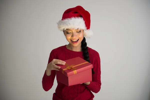 Азиатка открывает рождественский подарок — стоковое фото
