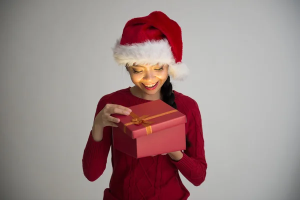Азиатка открывает рождественский подарок — стоковое фото