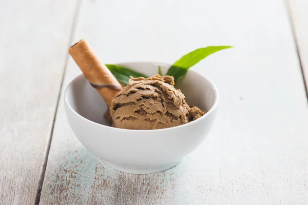 Helado de chocolate en un tazón — Foto de Stock