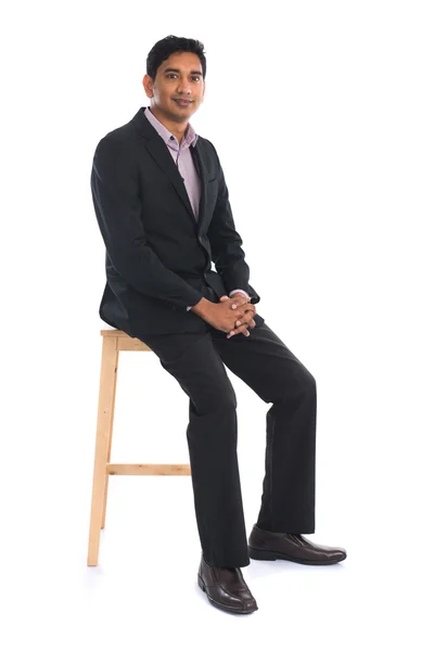 Индийский бизнесмен, сидящий на стуле — стоковое фото