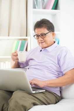 Koltukta oturan Asya kıdemli adam