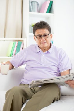 Koltukta oturan Asya kıdemli adam