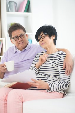 Asya kıdemli çift okuma kitabı