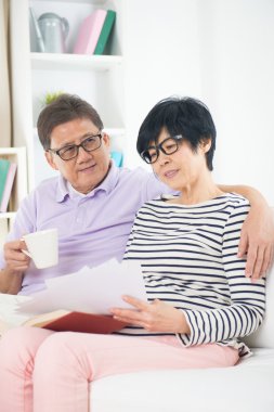 Asya kıdemli çift okuma kitabı