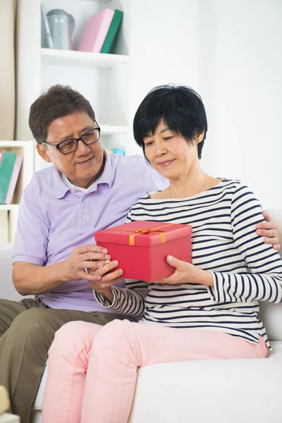 Senior mannen att ge julklapp — Stockfoto