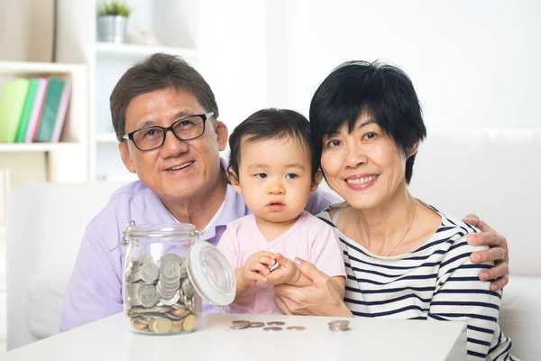 Chinese senior saving money — Stock Photo, Image