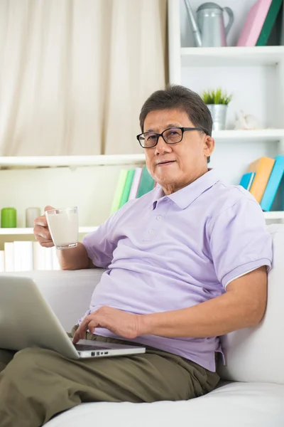 Asiatische senior Mann sitzen auf Sofa — Stockfoto
