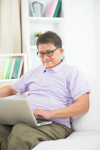 Asiático senior hombre sentado en sofá — Foto de Stock