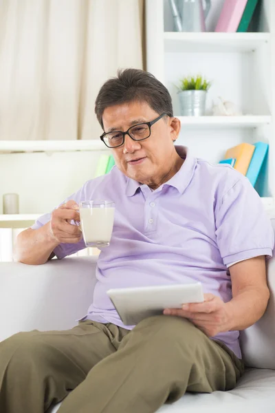 Asiático senior hombre sentado en sofá — Foto de Stock