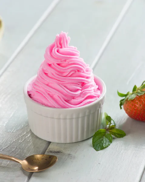 Земляничное мороженое с йогуртом — стоковое фото