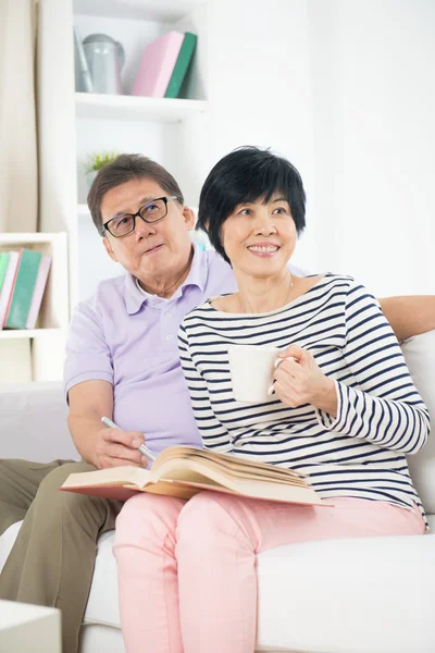 Asian senior couple reading book — Stock Photo, Image