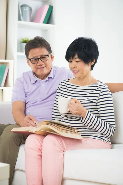 Aziatische senior paar leesboek — Stockfoto