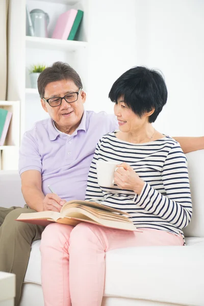 Asiática senior pareja lectura libro —  Fotos de Stock