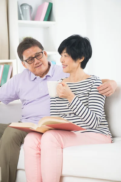 Asian senior couple reading book — Stock Photo, Image