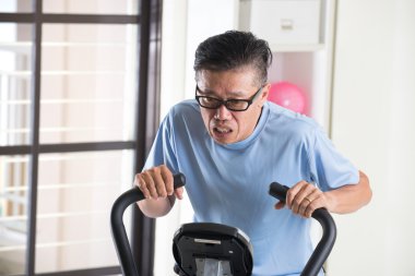 Yorgun Asya kıdemli erkek