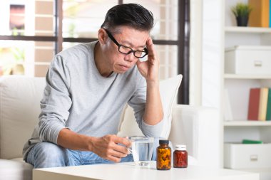 Asya kıdemli evde ağrı ile