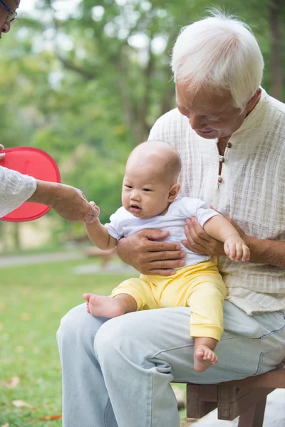 亚洲的祖父母或外祖父母和 grandkid 一起玩 — 图库照片