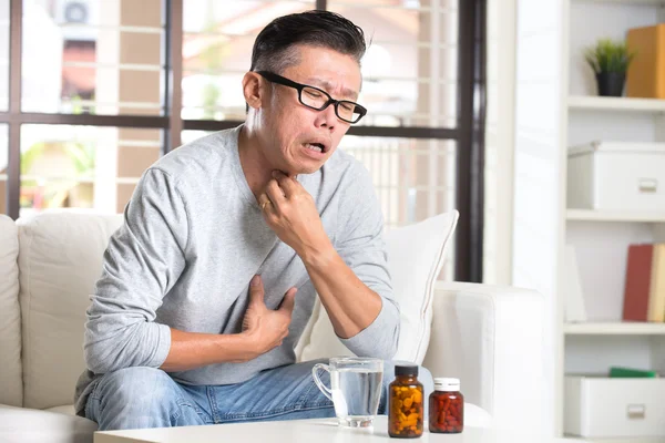 Asian senior at home with pain — Stock Photo, Image