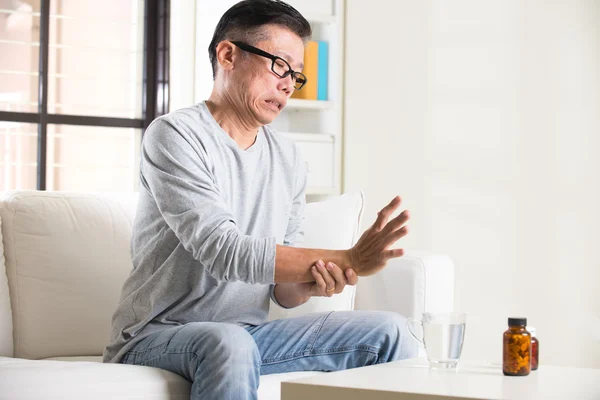 Asian senior at home with pain — Stock Photo, Image