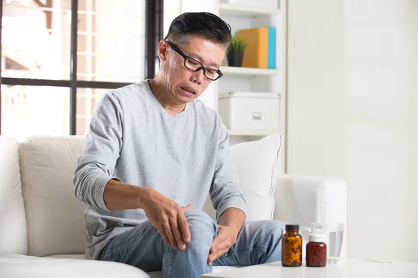 Asian senior at home with pain — Stock Photo, Image