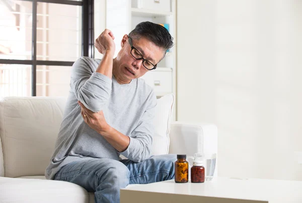 Asian senior at home with pain — Stock Photo, Image