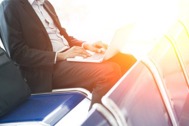 Hintli erkek Havalimanı terminal bilgisayarda çalışma