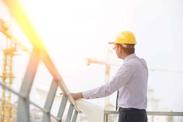 Ingeniero indio sobre fondo de construcción — Foto de Stock