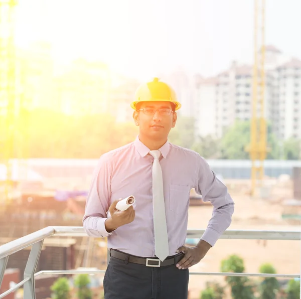 Indischer Ingenieur über den Hintergrund des Baus — Stockfoto