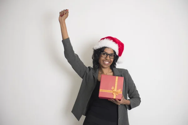 Mujer afroamericana con regalo —  Fotos de Stock