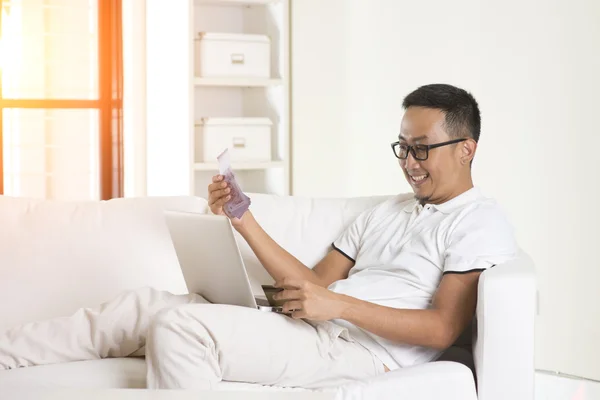 Asian male online shopping — Stock Photo, Image