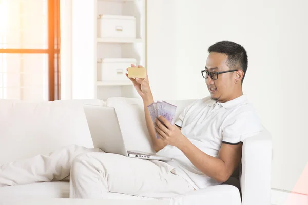 Asiático macho en línea compras — Foto de Stock