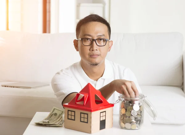 아시아 남성 집 대출 — 스톡 사진