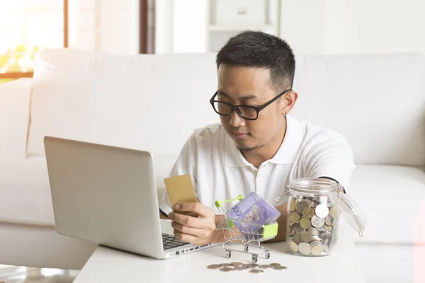 Asijské mužů online nakupování — Stock fotografie