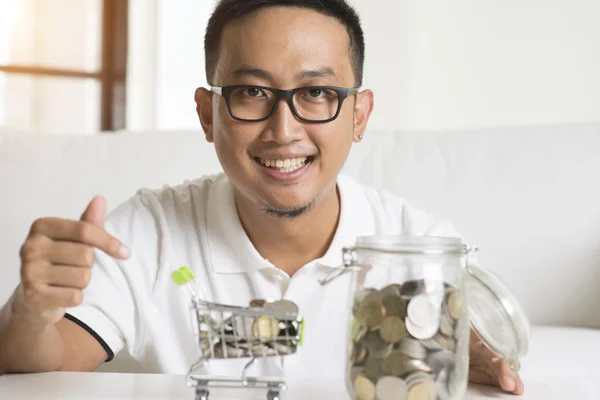 Asiático macho ahorro dinero — Foto de Stock