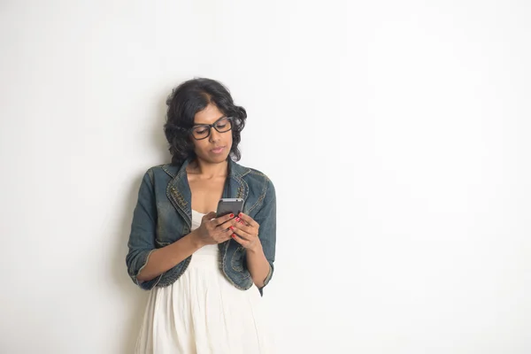 Femme indienne avec téléphone — Photo