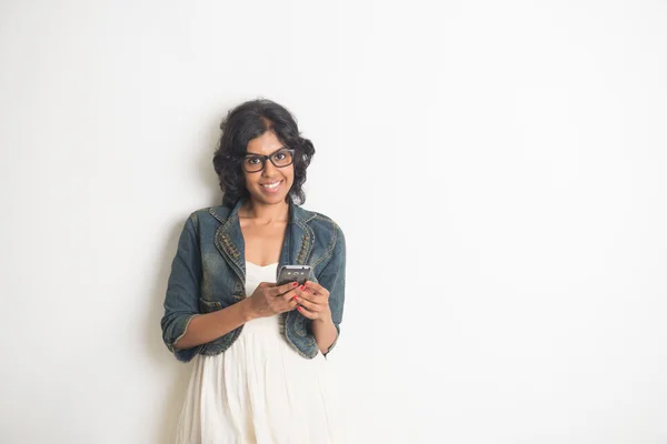 Mujer india con teléfono — Foto de Stock