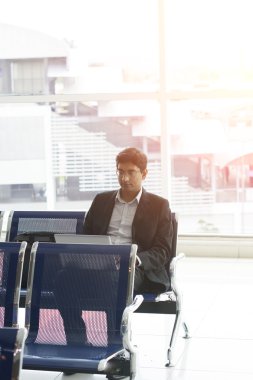 Havaalanındaki iş adamı.