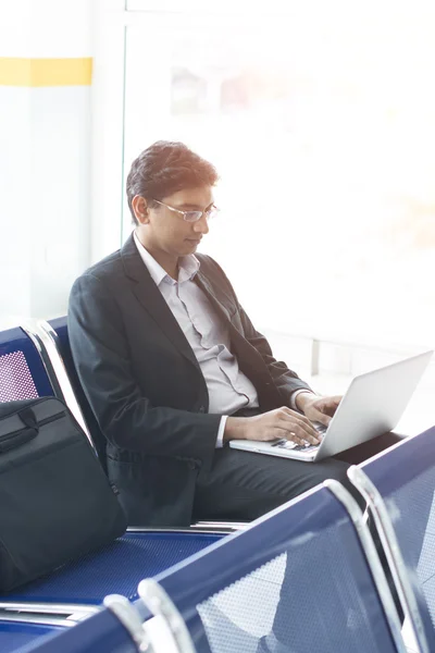 Business man at airport — Stock Photo, Image