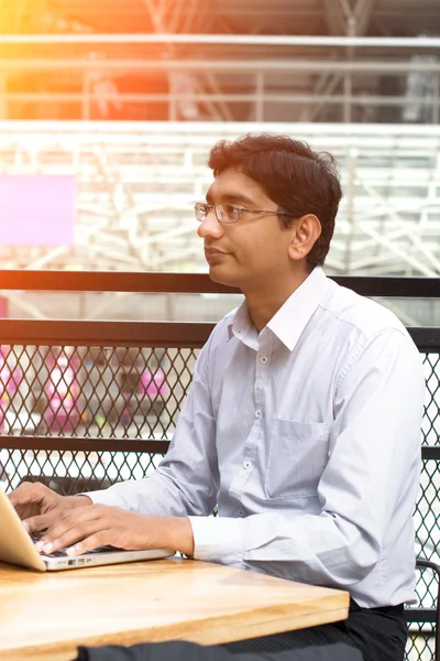 Indischer Mann mit Computer — Stockfoto