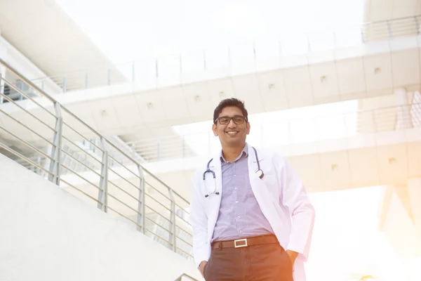 Indiska manliga läkare utomhus — Stockfoto