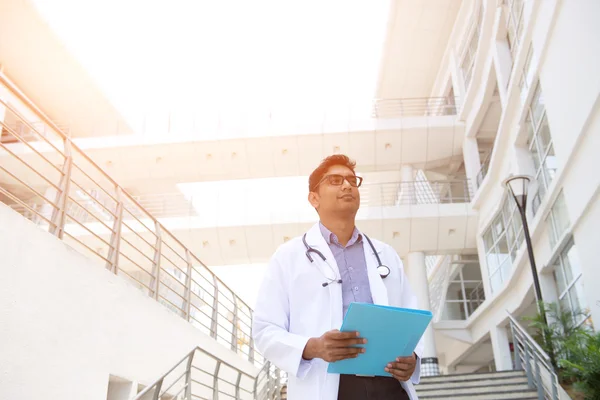 Indiano maschio medico all'aperto — Foto Stock